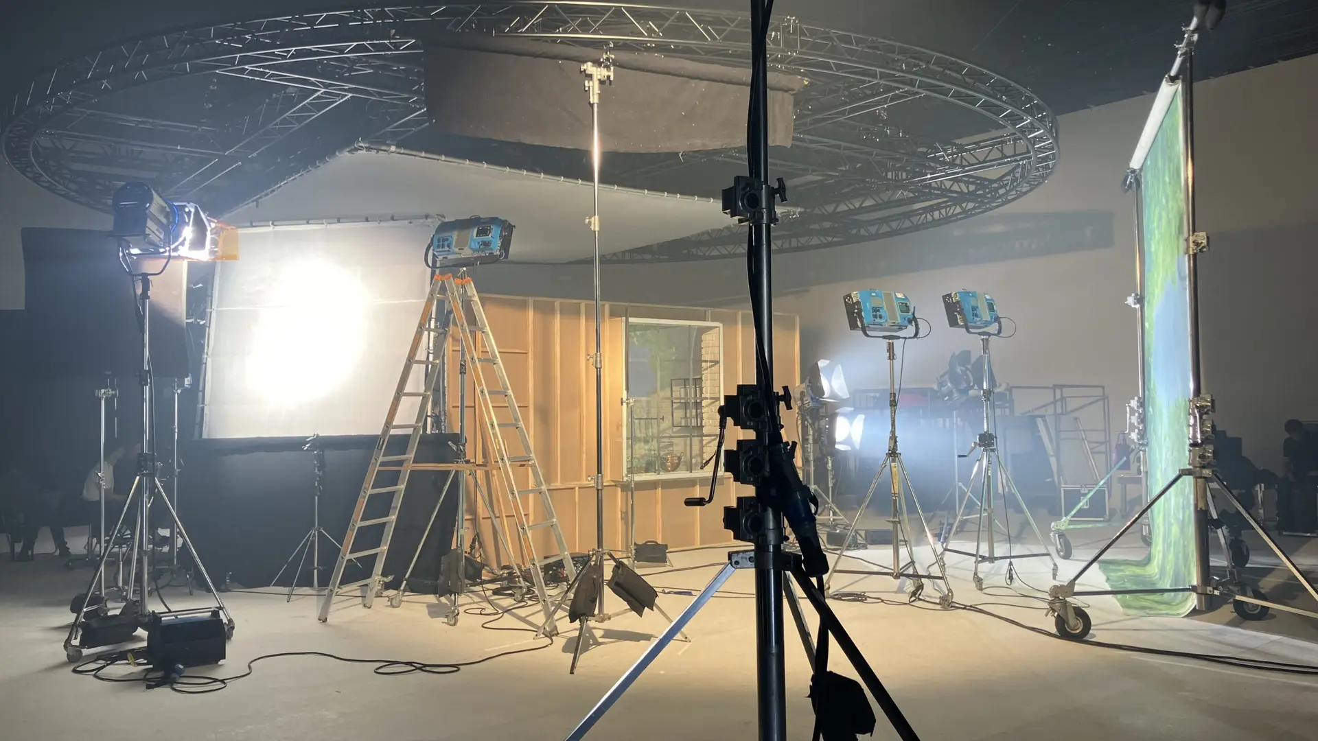 Studio Berlin mit 4kW HMI durch 8x8 Butterfly mit drei skypanel X und Hyper Optik plus zwei M18 für einen backdrop. Top Rahmen 20x20 für White Fill