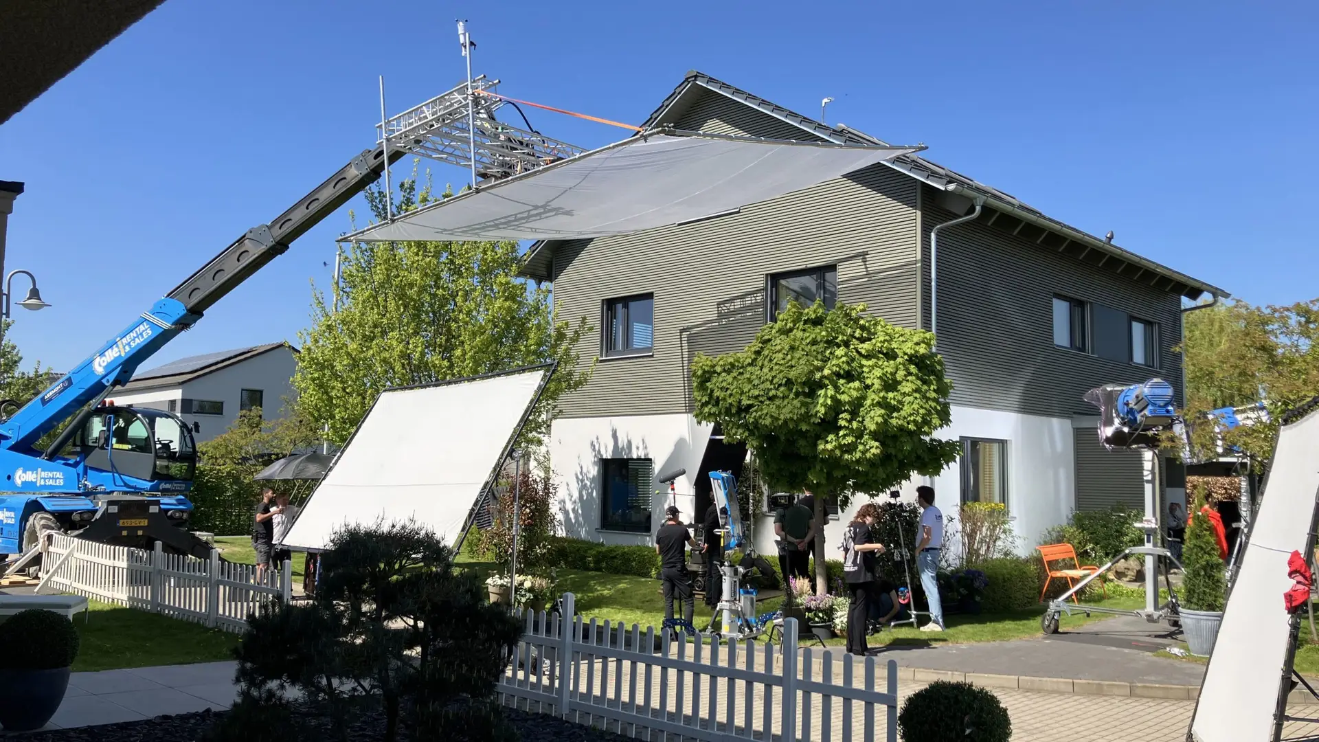 Teleskostapler mit 20x20 Flyswatter an Romaster gebaut von der Firma Colle, gebounct mit 12x8 Butterfly und 4kW und 18kW ARRI Max geleuchtet. Und S360C Skypanel als Eyelight.
