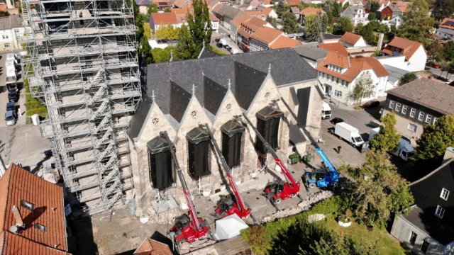 Throwback September 2024 – „Schule der magischen Tiere 4 – Set Turnhalle“
Einer unserer größten Rigging-Jobs, der uns vor einige spannende Herausforderungen gestellt hat. Trotz des umfangreichen Materials, des Zeitdrucks und der beengten Platzverhältnisse konnten wir das Projekt erfolgreich umsetzen. Zwischendurch haben wir zudem noch die Glockenmontage für den Turmbau der St. Johannis Kirche in Ellrich unterstützt – ein schönes Beispiel dafür, wie flexibel und lösungsorientiert man gemeinsam arbeiten kann.
Solche Projekte sind etwas Besonderes und zeigen, wie wichtig es ist, mit Ruhe, Teamgeist und Anpassungsfähigkeit gemeinsam ans Ziel zu kommen.
Und @tildaonset durfte als FeelgoodManagerin auch nicht fehlen.

@dsdmt_film 4 / Regie: Maggie Peren & Bernhard Jasper / Kamera: Patrick-D. Kaethner / OB Main: @steili5600k / BB Main: @cornsberg / Rigging Gaffer: @ben.erdenberger / Rigging BB: @sch.oliver / Rental: @maierbros, @ambion_gmbh, @colle_deutschland @colle_official - Full Credits: Crew United Projektseite

Danke @cornsberg für die tollen Drohnen Fotos!