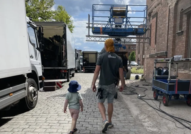 Olli ist unkompliziert, liebt es, vorauszuplanen, und hat ein Talent dafür, Probleme schon zu erkennen, bevor sie überhaupt entstehen. Planung ist sein Steckenpferd – und im Duden stünde vermutlich neben ‚Bestboy‘ ein Foto von ihm. #gldfamily @sch.oliver - @the_availables in enger Partnerschaft.