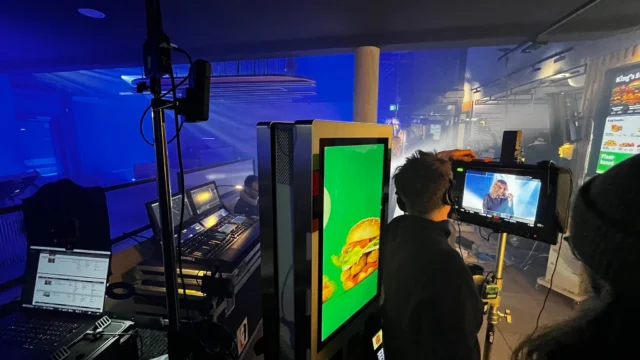 Herausforderung angenommen – aus einer BK-Filiale wurde eine QuizShow - Mission erfüllt. Wir sind happy und freuen uns auf alles, was noch kommt.
Möglich gemacht durch starke Kommunikation zwischen allen Departments, einen guten Austausch mit der Produktion plus einem großartigen Team und die richtige Technikauswahl on point. Es war uns ein Fest.

#part of @burgerkingde #commercial /w #agency @grabarzundpartner 
dir: @larstimmermann 
dop:@adrianlangenbach 
prod: @czar.de
1.AC: @martin__bethge 2.AC @wrtmnn 
DIT/Video: @christiansteidten 
Sound: @@thomaskellerton 
Grip: @fancy_moves 
Gaffer: @ben.erdenberger 
BestBoy: @licht_flo 
DeskOp: @falk705 
Bel: Gunnar, Jan, David, @jorg.meinert & Boris
Assistentin on Desk: @itsemmasophie 
Food: @foodstudio_weymann 
SFX: @andreaskleinmann 
Styling: @josepha_mars 
H&M: @emilyewerwahn 
Catering: @tati_bistro